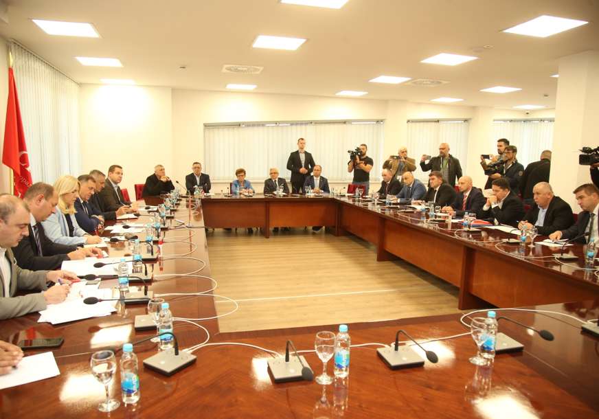 Kakav će biti odnos snaga u novoj Vladi Srpske: Počeo sastanak vladajuće koalicije (FOTO)