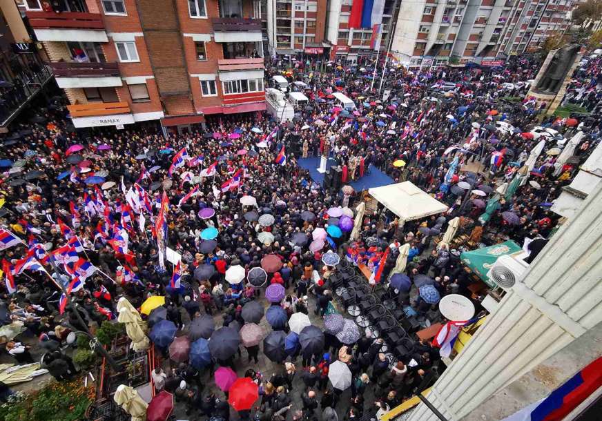 Vijore se trobojke, nose se transparenti: Veliki broj Srba se okupio u Kosovskoj Mitrovici (FOTO, VIDEO)