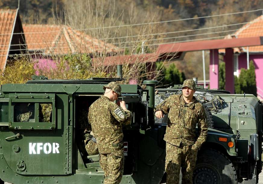 Patroliraju Euleks i KFOR: Pojačano prisustvo međunardonih policajaca u Kosovskoj Mitrovici (FOTO)