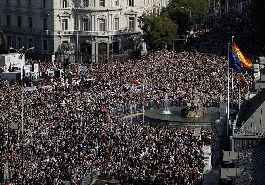 HILJADE LJUDI NA ULICAMA U Madridu veliki protesti medicinskih radnika
