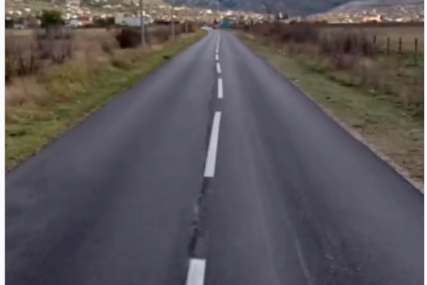 Samo u BiH: Prije će iscrtati krivudave linije, nego popraviti put (VIDEO)