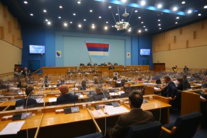 Kako se biraju delegati u Dom i Vijeće naroda: Srbi i ostali u FBiH bez prava glasa, u Srpskoj glasaju svi poslanici