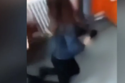 Učenici maltretirali profesoricu za vrijeme časa: Izvukli stolicu na kojoj je sjedila, ona završila na podu (VIDEO)