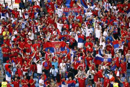 ATMOSFERA SE USIJAVA Srpski navijači zaigrali i kolo (VIDEO)