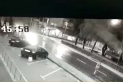 JEZIV PRIZOR Kamere snimile kada je automobil pokosio pješaka na ulici (VIDEO)