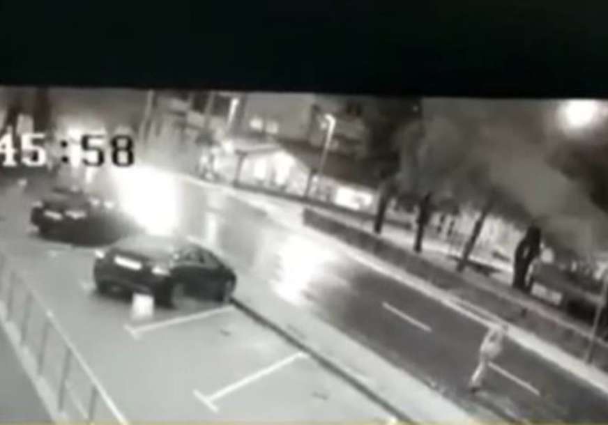 JEZIV PRIZOR Kamere snimile kada je automobil pokosio pješaka na ulici (VIDEO)