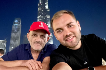 Svaka čast legendo: Influenser iz Srbije odveo bolesnog oca na Svjetsko prvenstvo u Katar i ispunio mu želju (VIDEO)