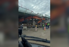 Kako je to moguće: Vozilo oštetilo most ispod kojeg je pokušalo da prođe (VIDEO)