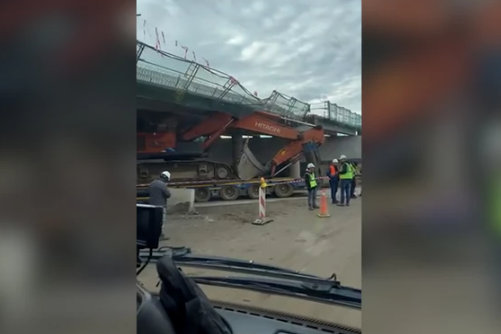 Kako je to moguće: Vozilo oštetilo most ispod kojeg je pokušalo da prođe (VIDEO)