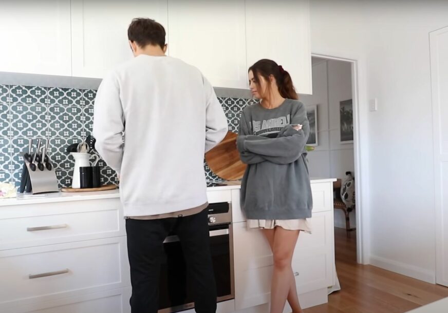 muškarac i žena u kuhinji