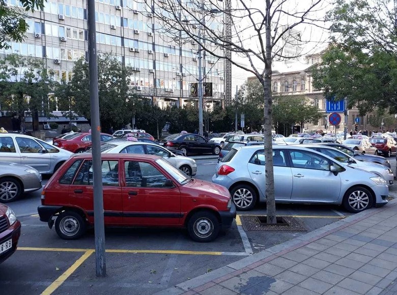 NEOBIČNA SITUACIJA Muškarac smaknuo znak zabrane da bi parkirao auto