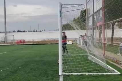 BIZARNO Sudija 15 minuta nakon kraja meča svirao penal, pa se šutirao na prazan gol (VIDEO)