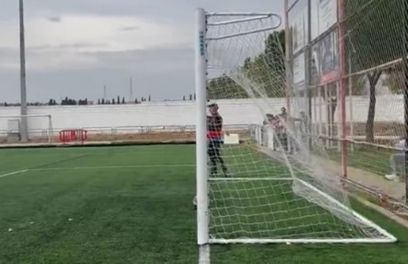 BIZARNO Sudija 15 minuta nakon kraja meča svirao penal, pa se šutirao na prazan gol (VIDEO)