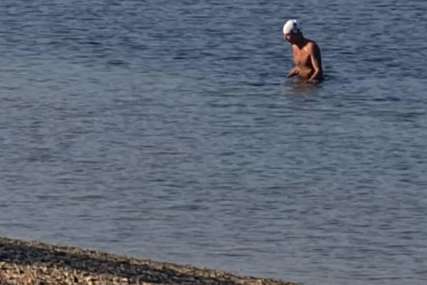 Nevjerovatna scena: Čovjek opušteno pliva usred novembra (VIDEO)