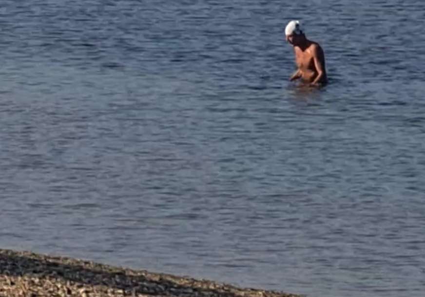 Nevjerovatna scena: Čovjek opušteno pliva usred novembra (VIDEO)