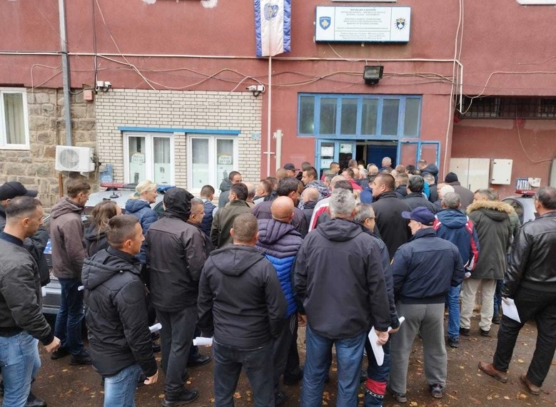 OSTAVKE NA ĆIRILICI Ovako je 300 srpskih policajaca dalo otkaz u stanici u Kosovskoj Mitrovici (FOTO)
