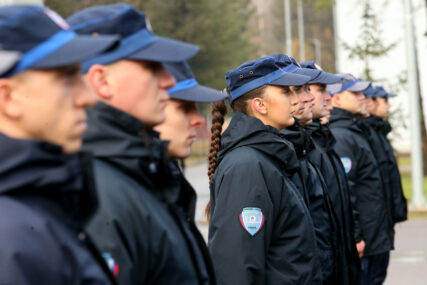 Ovaj mladić ruši predrasude: Rom u uniformi policije Srpske uzor mnogima