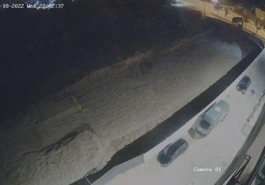 Ekskluzivno objavljujemo snimak paljevine "poršea" u Banjaluci: Napadač je prvo polio vozilo, a zatim ga zapalio (VIDEO, FOTO)