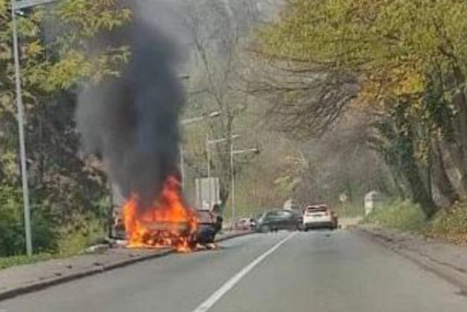 Zapalio se auto usred vožnje: Pukom srećom izbjegnuta tragedija (FOTO)
