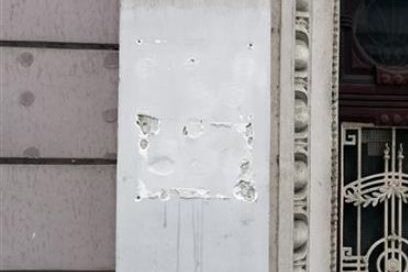Oštećen ulaz u zgradu "Prosvjete": Uništene ploče sa natpisima na kojima je i ćirilica (FOTO)