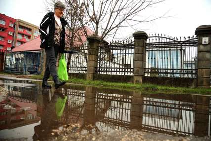 Hodaju po ulicama i trotoarima PUNIH RUPA I VODE: Mnogo je razloga zašto pješaci ne vole kada u Banjaluci pada kiša (FOTO)