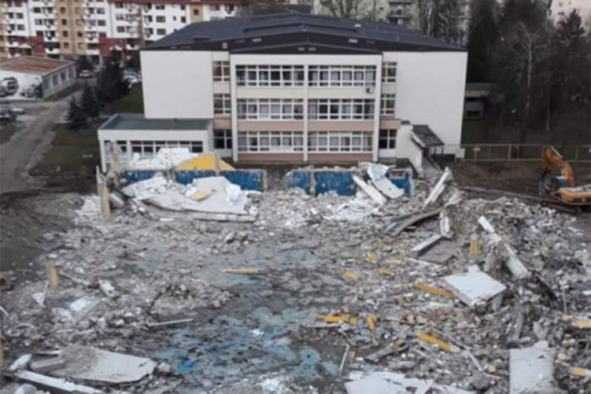 Traže odgovor od tužilaštva: Zašto je srušena obnovljena dvorana u Doboju (FOTO)