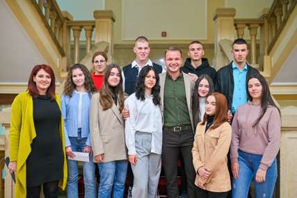 "To je velika finansijska podrška za nas" Stanivuković uručio prva rješenja o stipendiranju učenika