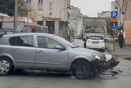 SUDAR U BANJALUCI Prednji dio jednog od automobila oštećen, dijelovi rasuti po putu
