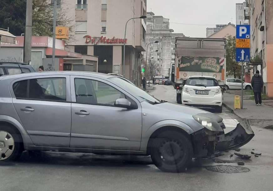 SUDAR U BANJALUCI Prednji dio jednog od automobila oštećen, dijelovi rasuti po putu