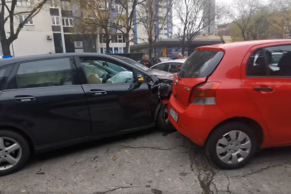 Drama u Sarajevu: Djevojka izgubila kontrolu nad vozilom, pa pokupila nekoliko tuđih, ima i povrijeđenih (VIDEO)