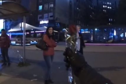 Izmamio osmijeh mnogim ženama: Sarajlija na motociklu dijelio ruže (VIDEO)