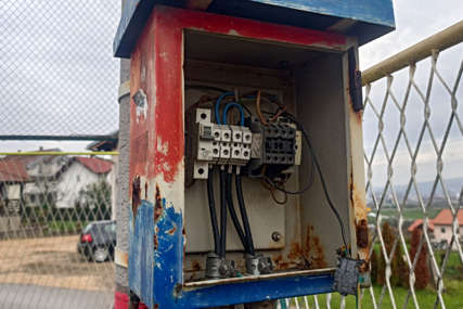 Opasna situacija na igralištu pored škole: Kutija sa strujom na dohvat djece, hoće li iko reagovati (FOTO)