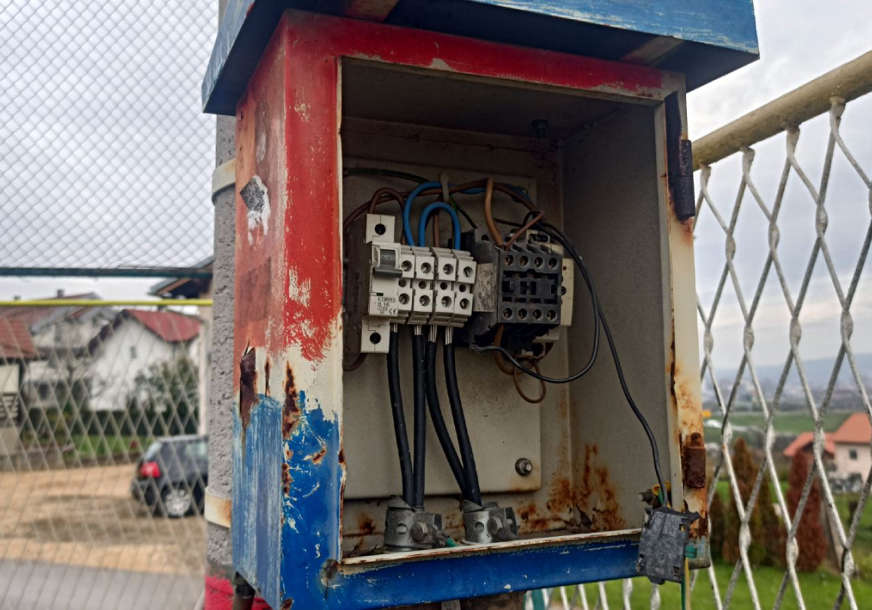 Opasna situacija na igralištu pored škole: Kutija sa strujom na dohvat djece, hoće li iko reagovati (FOTO)