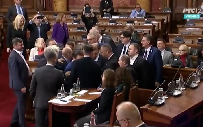 "Drži me, da ga ne udarim" Atmosfera u Skupštini Srbije opet na ivici incidenta (VIDEO)