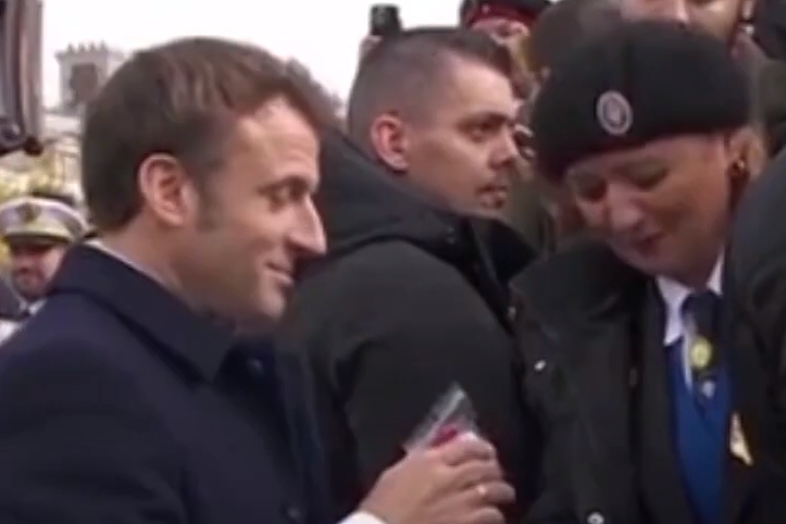 SLAĐANA MAKRONU POKLONILA ŠLJIVOVICU Ovako je reagovao predsjednik Francuske (VIDEO)