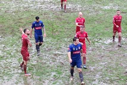 KATASTROFALNI USLOVI Ovo nije fudbal, već valjanje u blatu