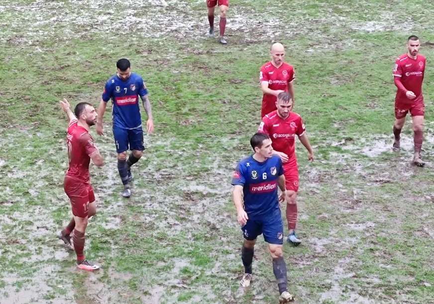 KATASTROFALNI USLOVI Ovo nije fudbal, već valjanje u blatu