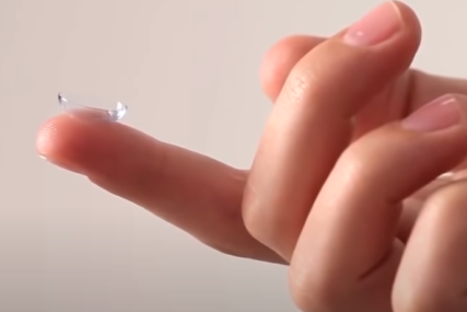 Pametna kontaktna sočiva će se moći puniti: Bateriju napajaju suze, glukoza i voda