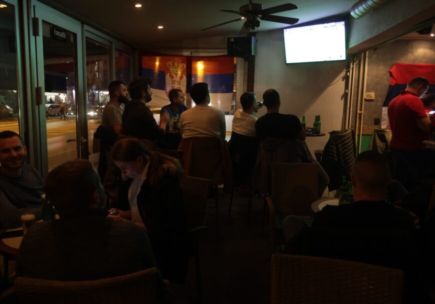 posjetioci kafića gledaju utakmicu