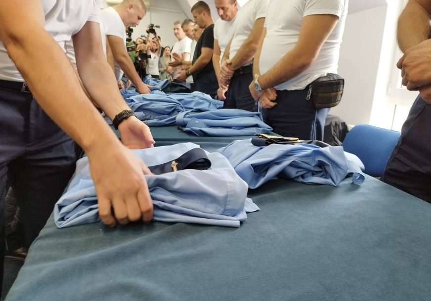 VIŠE OD 300 SLUŽBENIKA Srpski policajci sa sjevera Kosova razdužili uniforme