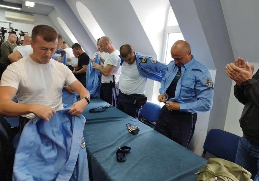 SKINULI UNIFORME Srpski policajci sa sjevera Kosova napustili službu (FOTO)