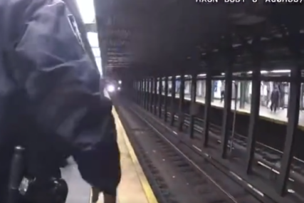 Muškarac pao na šine u podzemnoj stanici: Za dlaku izbjegnuta tragedija (VIDEO)