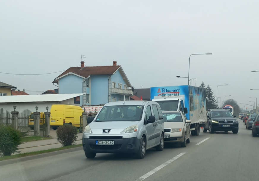 LANČANI UDES U BANJALUCI Sudarili se kamion i dva vozila