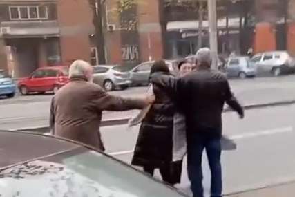 Incident na parkingu: Muškarac branio mjesto, žena ga "napala" (VIDEO)