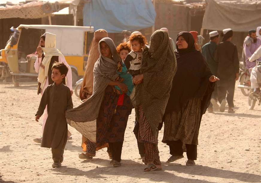 "Drogiraju djecu da bi spavala" U Avganistanu vlada takva glad da roditelji sve češće prodaju svoje mališane (VIDEO)