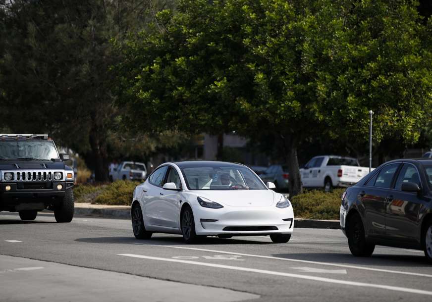 NEVOLJE ZA GIGANTA "Tesla" povlači više od 40.000 vozila zbog problema sa volanom