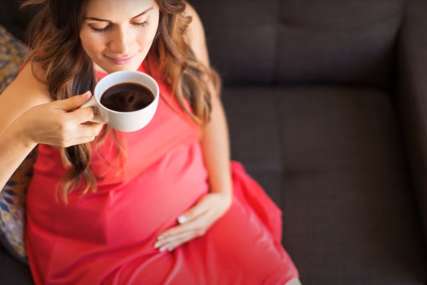KOFEIN I BEBE Konzumiranje kafe u trudnoći može negativno da utiče na dijete