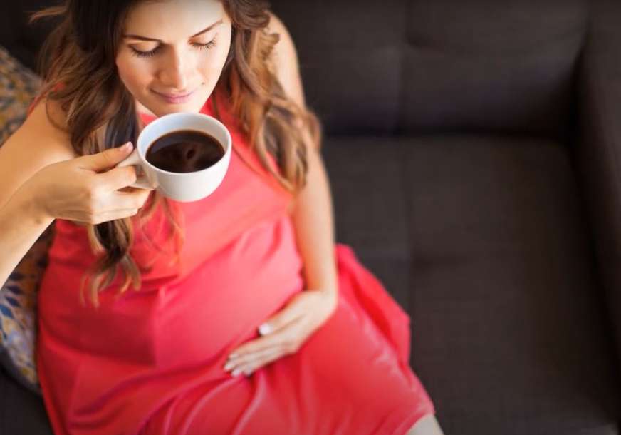KOFEIN I BEBE Konzumiranje kafe u trudnoći može negativno da utiče na dijete