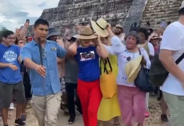 "Zaključajte je, zatvor!" Turistkinja se popela na vrh drevne građevine i izazvala gnjev mještana (VIDEO)
