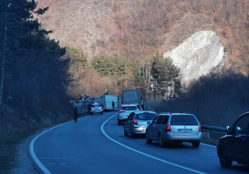 Kad se male ruke slože, sve se može: Prevrnuo se kamion sa ugljem, vozači pritekli u pomoć